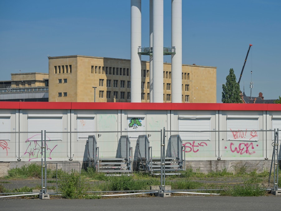 Flüchtlingsunterkunft, Zäune, Gebäude und Türme