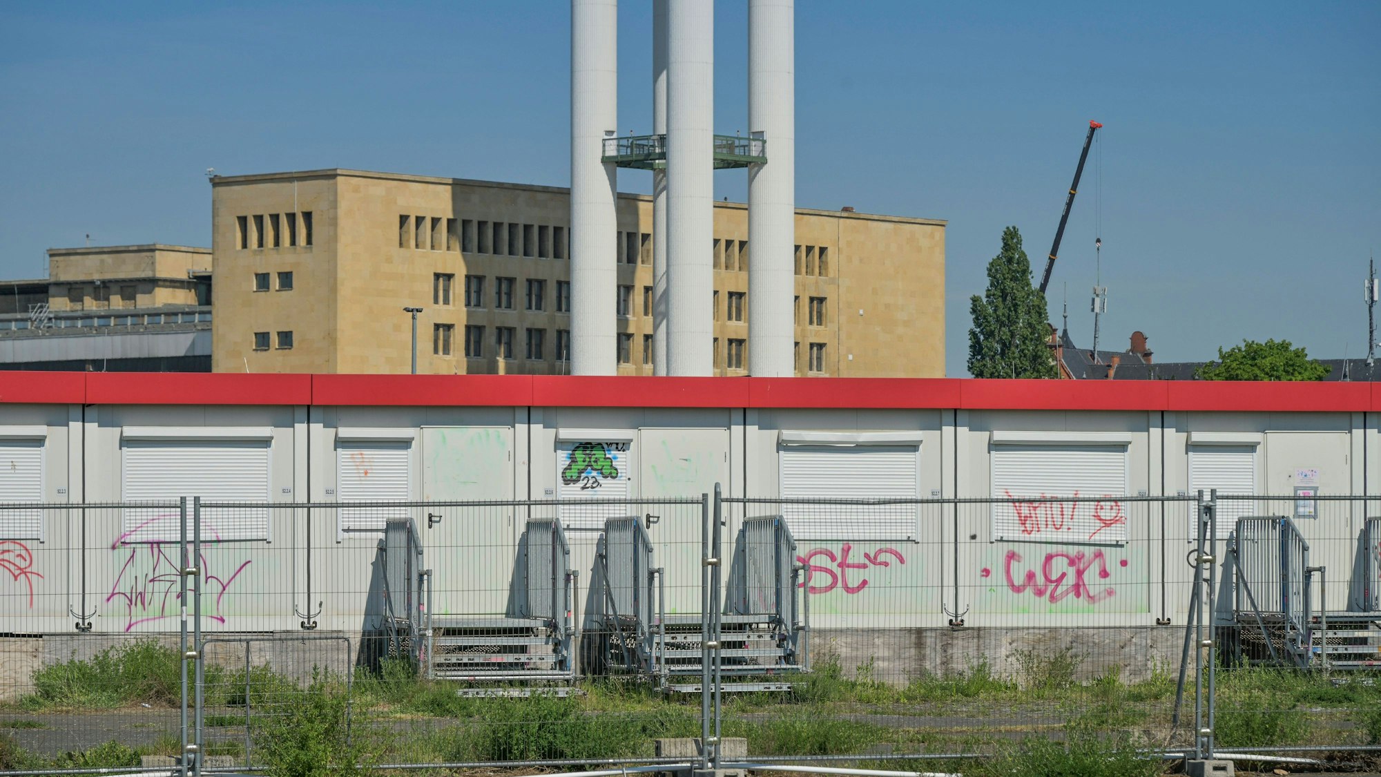 Flüchtlingsunterkunft, Zäune, Gebäude und Türme