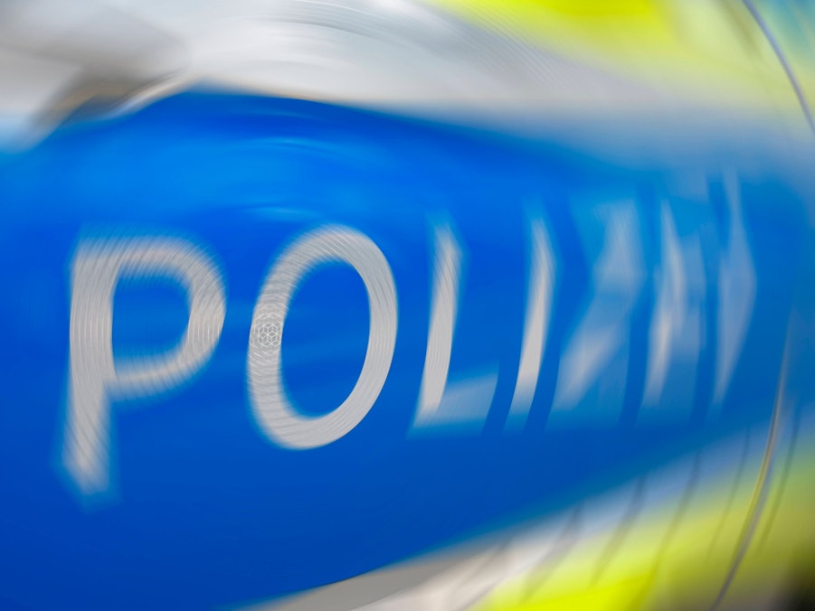 Polizeiauto mit Aufschrift Polizei