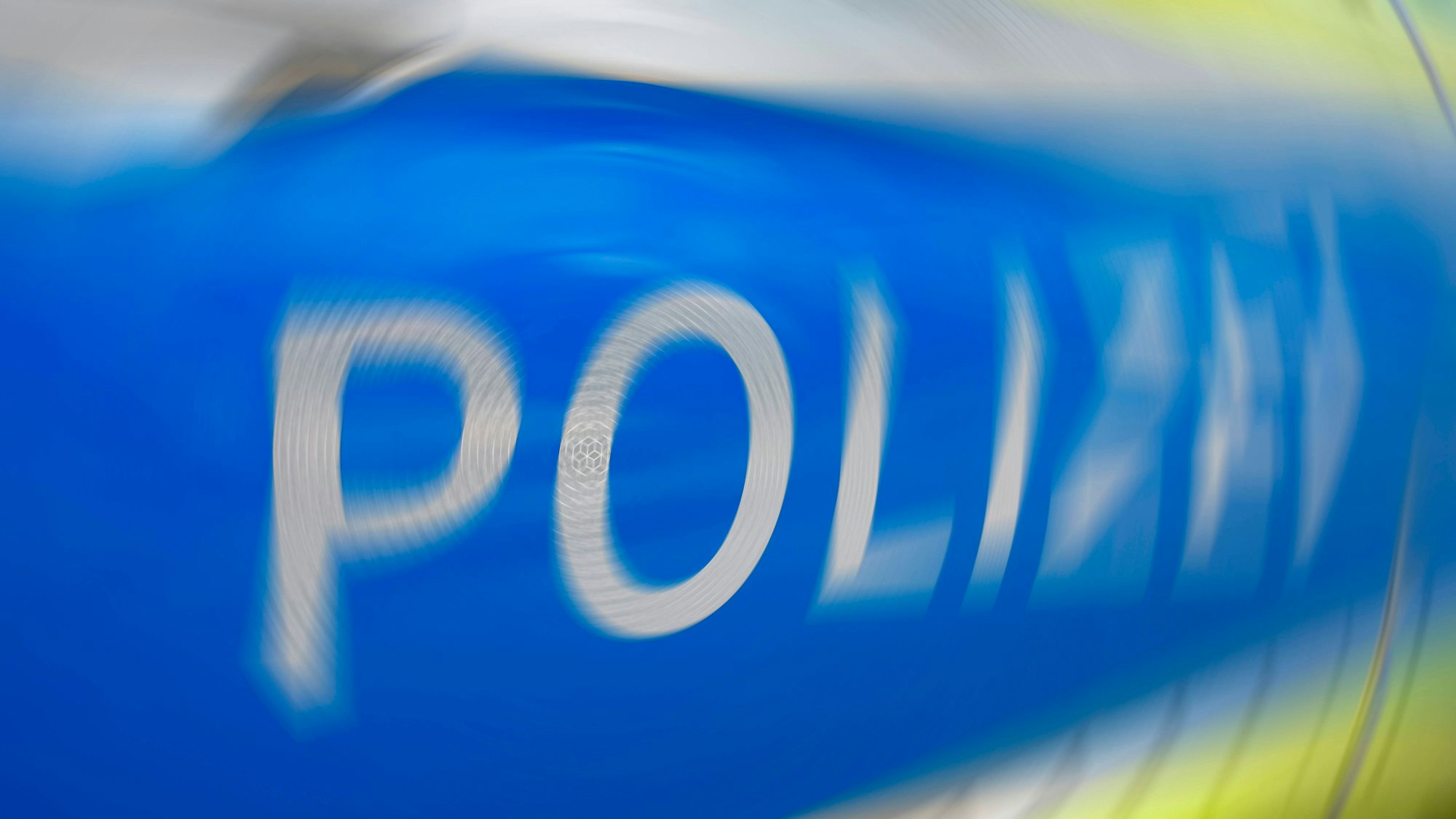 Polizeiauto mit Aufschrift Polizei