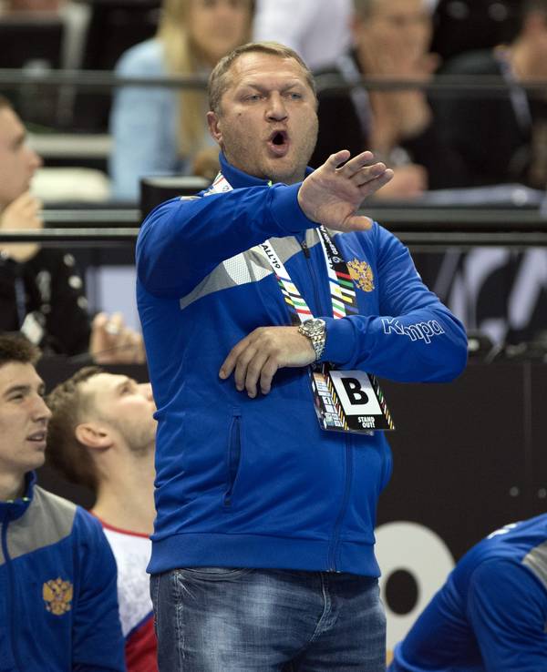 Russlands Trainer Eduard Kokscharow verfolgt das Spiel und gibt Anweisungen.