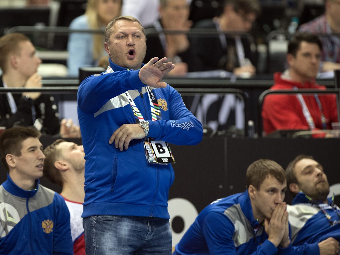 Russlands Trainer Eduard Kokscharow verfolgt das Spiel und gibt Anweisungen.