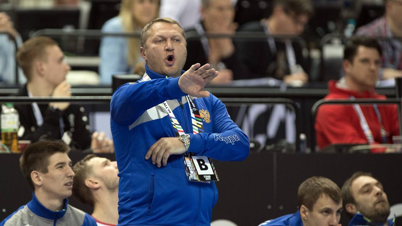 Russlands Trainer Eduard Kokscharow verfolgt das Spiel und gibt Anweisungen.