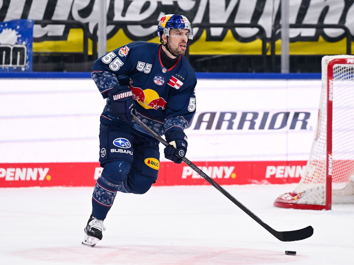 Fabio Wagner auf dem Eis in Aktion.