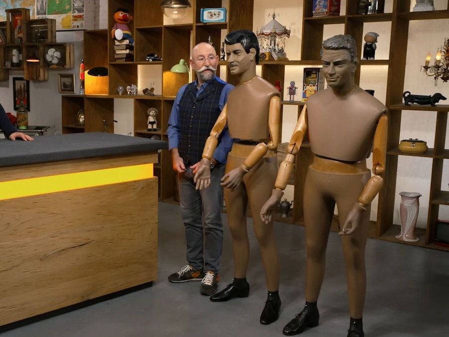Bei „Bares für Rares“ standen am Donnerstag zwei Schaufensterpuppen zum Verkauf. (Bild: ZDF)
