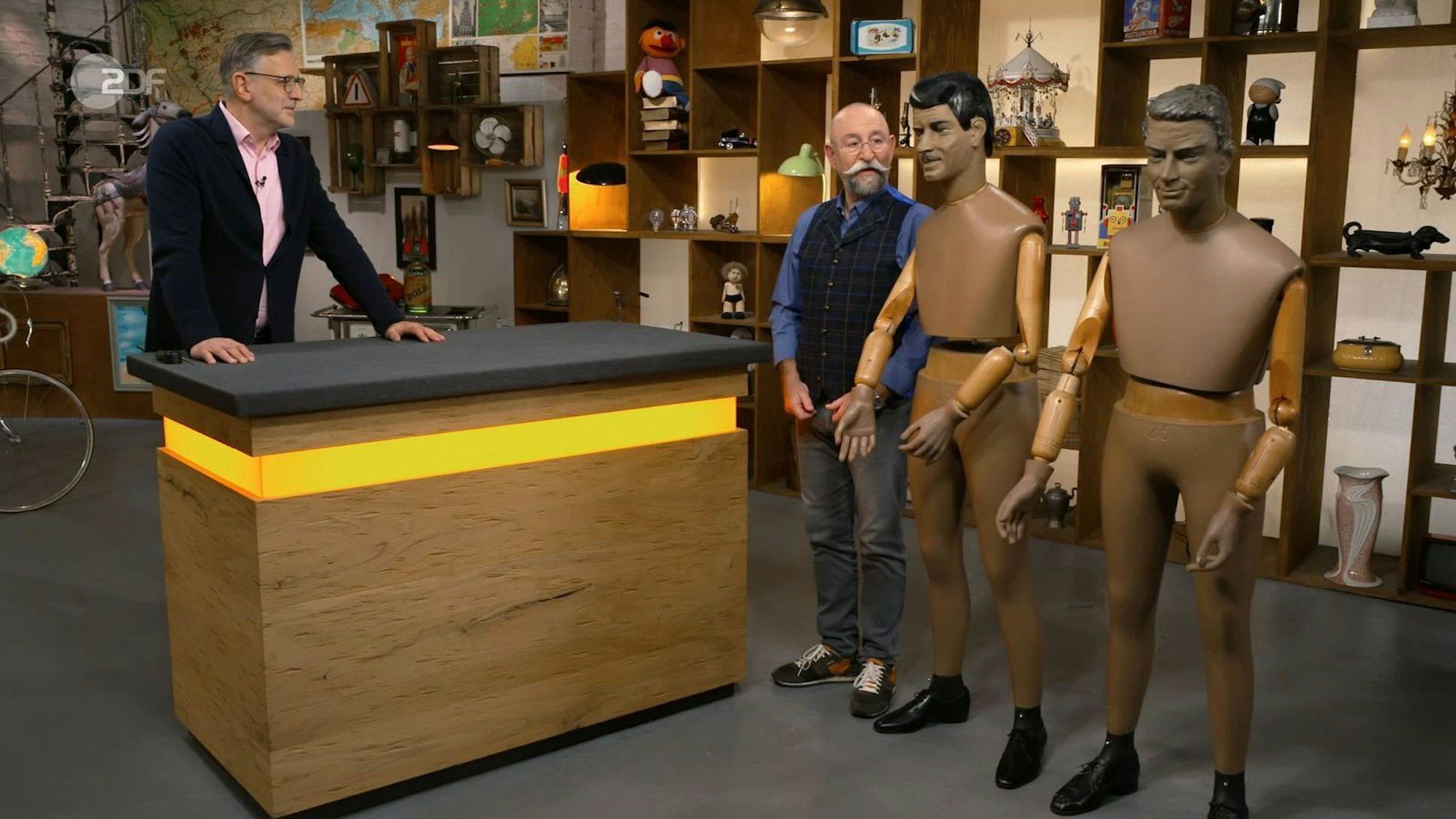 Bei „Bares für Rares“ standen am Donnerstag zwei Schaufensterpuppen zum Verkauf. (Bild: ZDF)