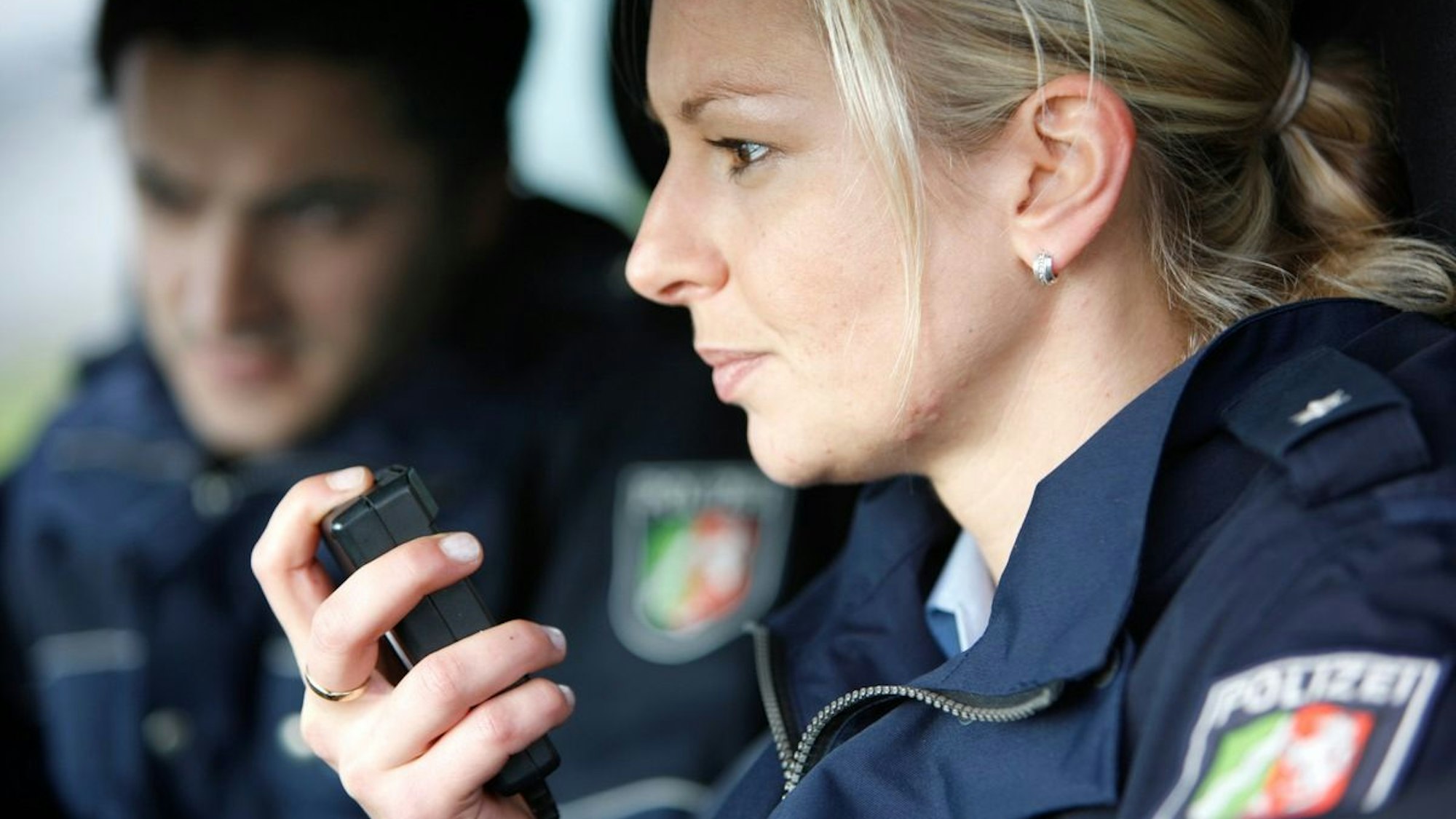 Ein Polizeiauto steht auf einer Straße.