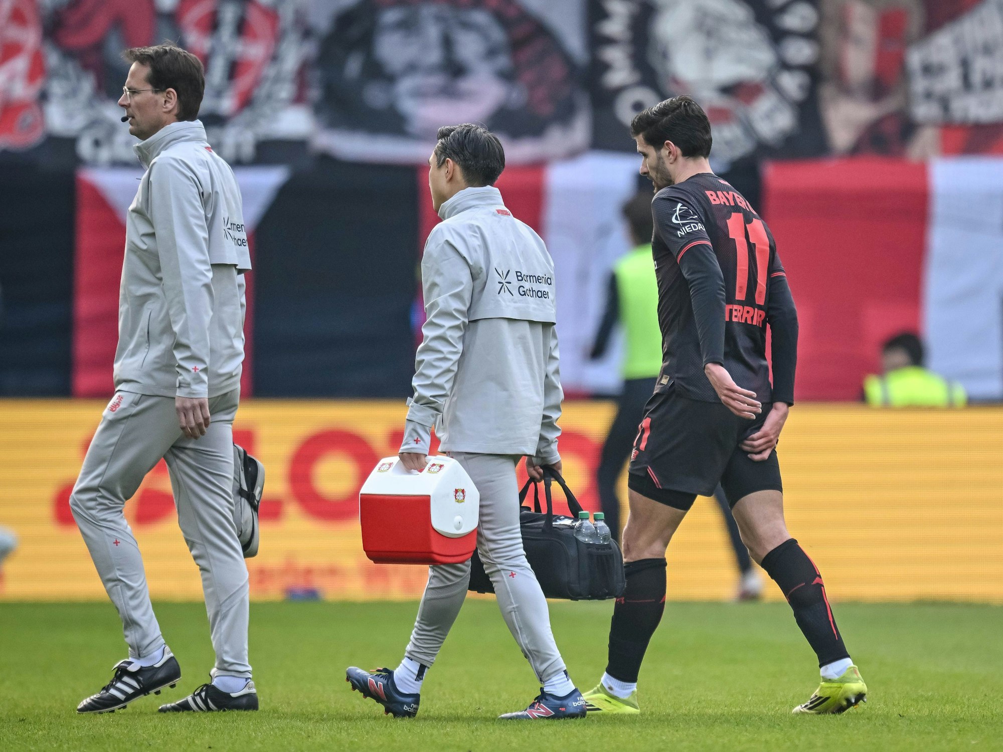 Verletzungsbedingter Abgang von Martin Terrier bei Bayer Leverkusen.