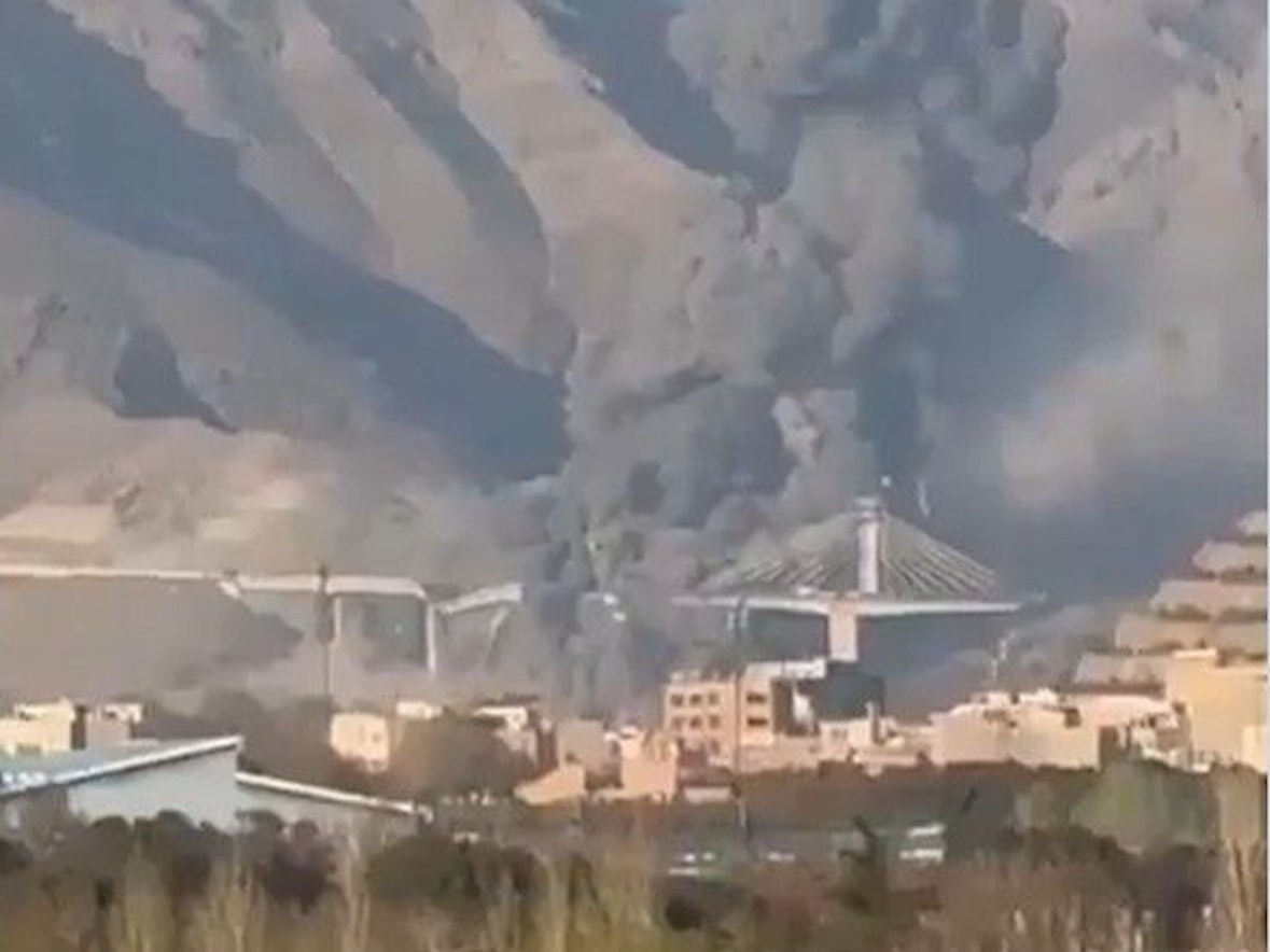 Trump veröffentlichte am Donnerstag auf seiner Onlineplattform Truth Social ein Video von der noch im Bau befindlichen B1-Brücke in Karadsch rund 35 Kilometer südwestlich von Teheran. Auf den Aufnahmen ist zu sehen, wie das Bauwerk teilweise einstürzt und wie dichter Rauch aufsteigt.