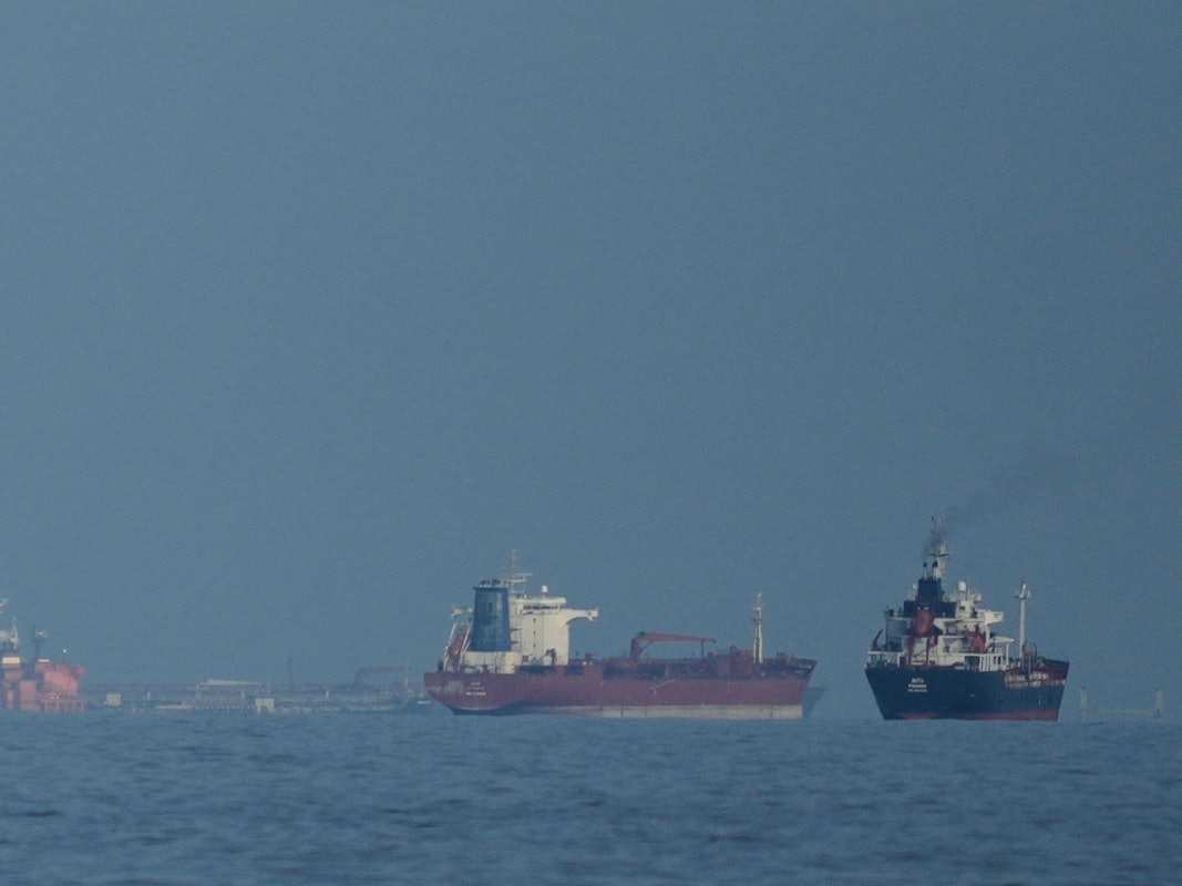 Öltanker und Frachtschiffe reihen sich in der Straße von Hormus auf, gesehen von Khor Fakkan.