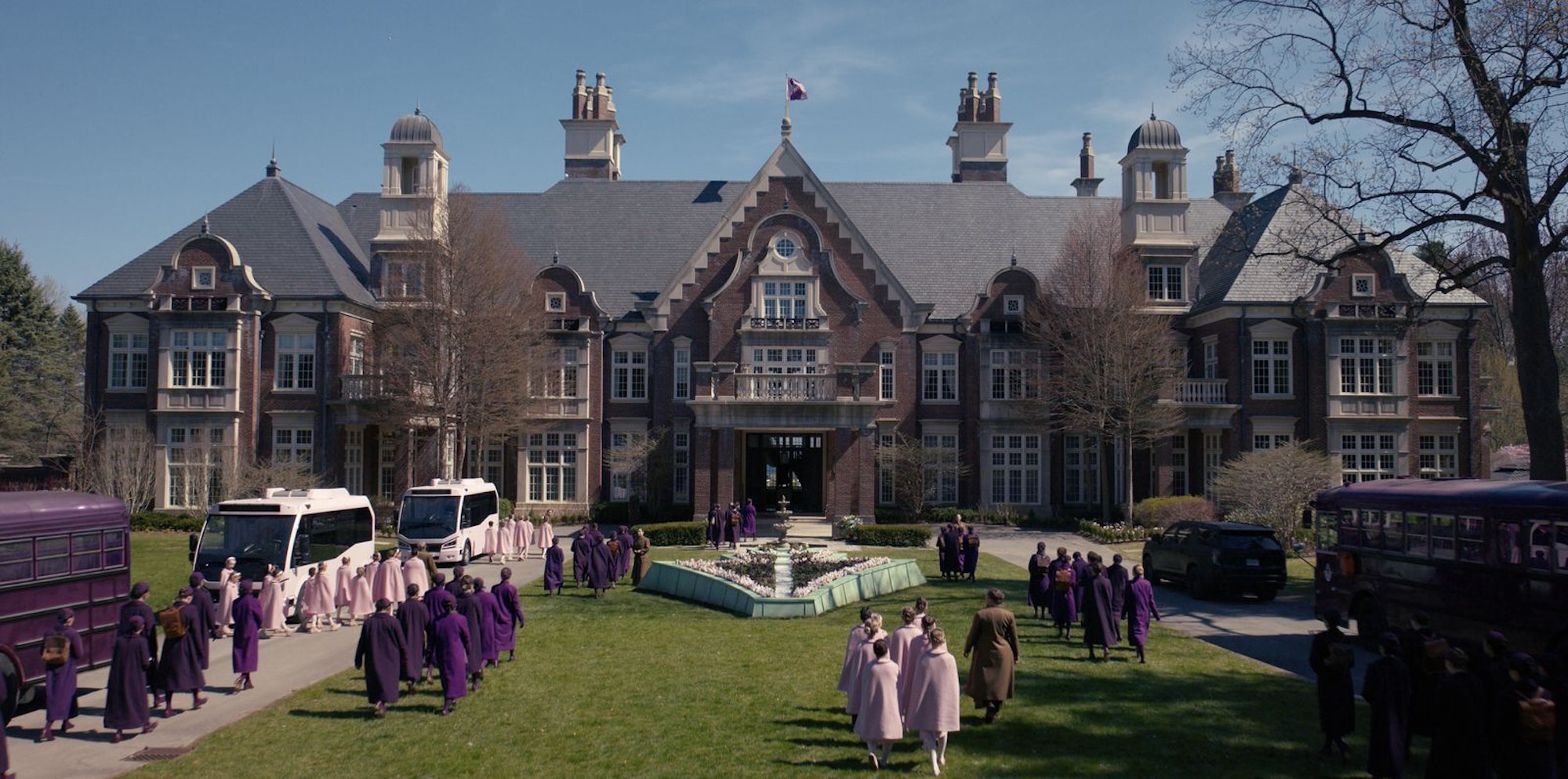 Disziplin in lila: Die Mädchen an der Grenze zur Geschlechtsreife lernen ihre zukünftige Rolle im Staate Gilead. Dass sie diese gut erfüllen, dafür wird im Internat von Aunt Lydia in der Serie „The Testaments: Die Zeuginnen“ hart gearbeitet. (Bild: © Disney+ 2026)