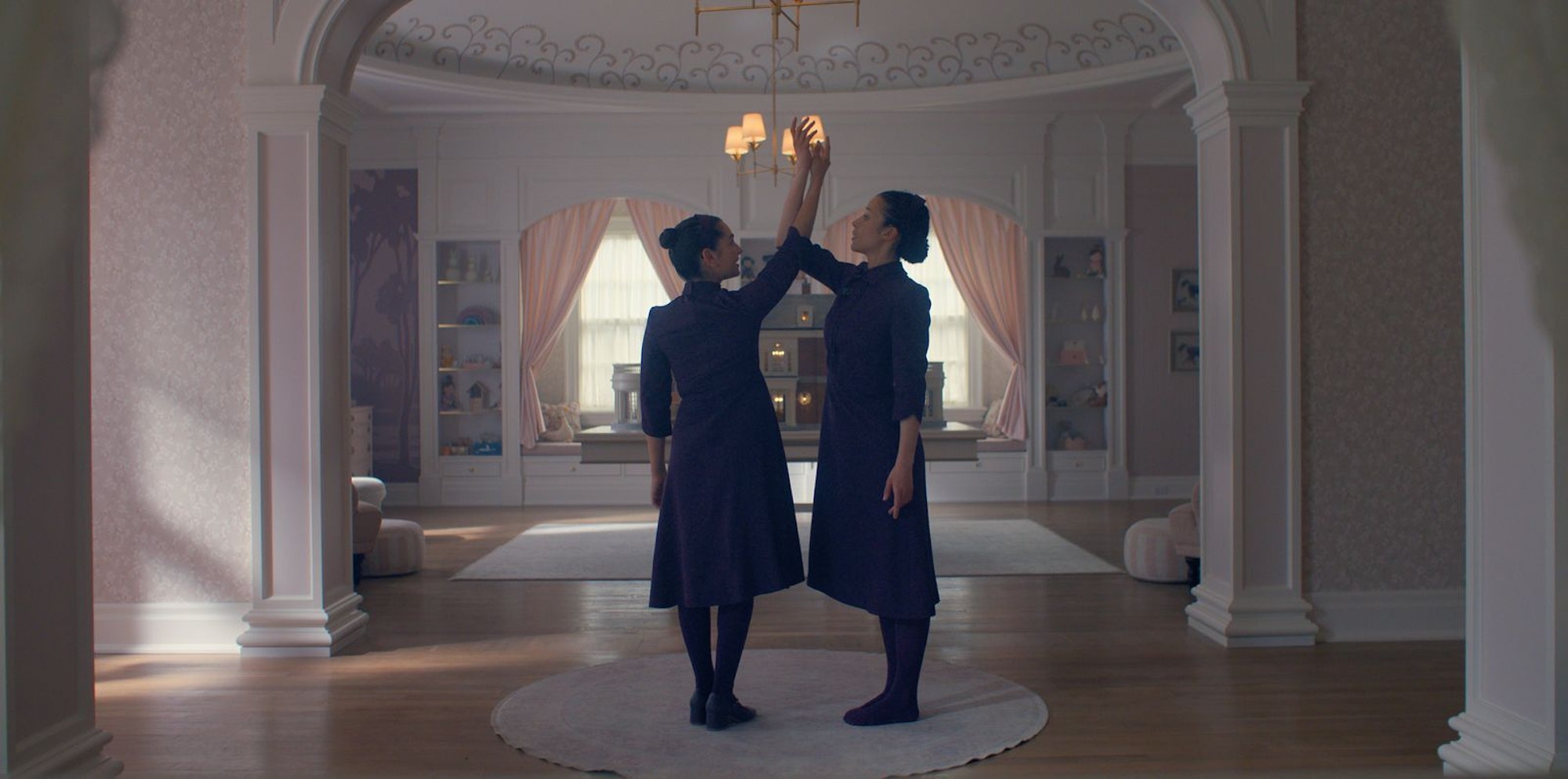 Agnes (Chase Infinity, rechts) und Daisy (Lucy Halliday) üben einen traditionellen Tanz ein. (Bild: © Disney+ 2026)