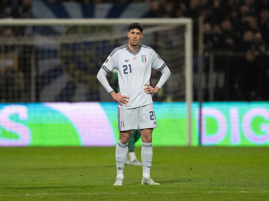 Alessandro Bastoni stemmt die Arme auf die Hüften.