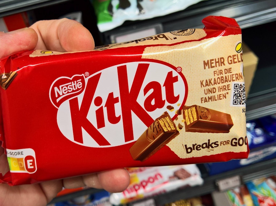 Eine Hand hält einen Schokoriegel