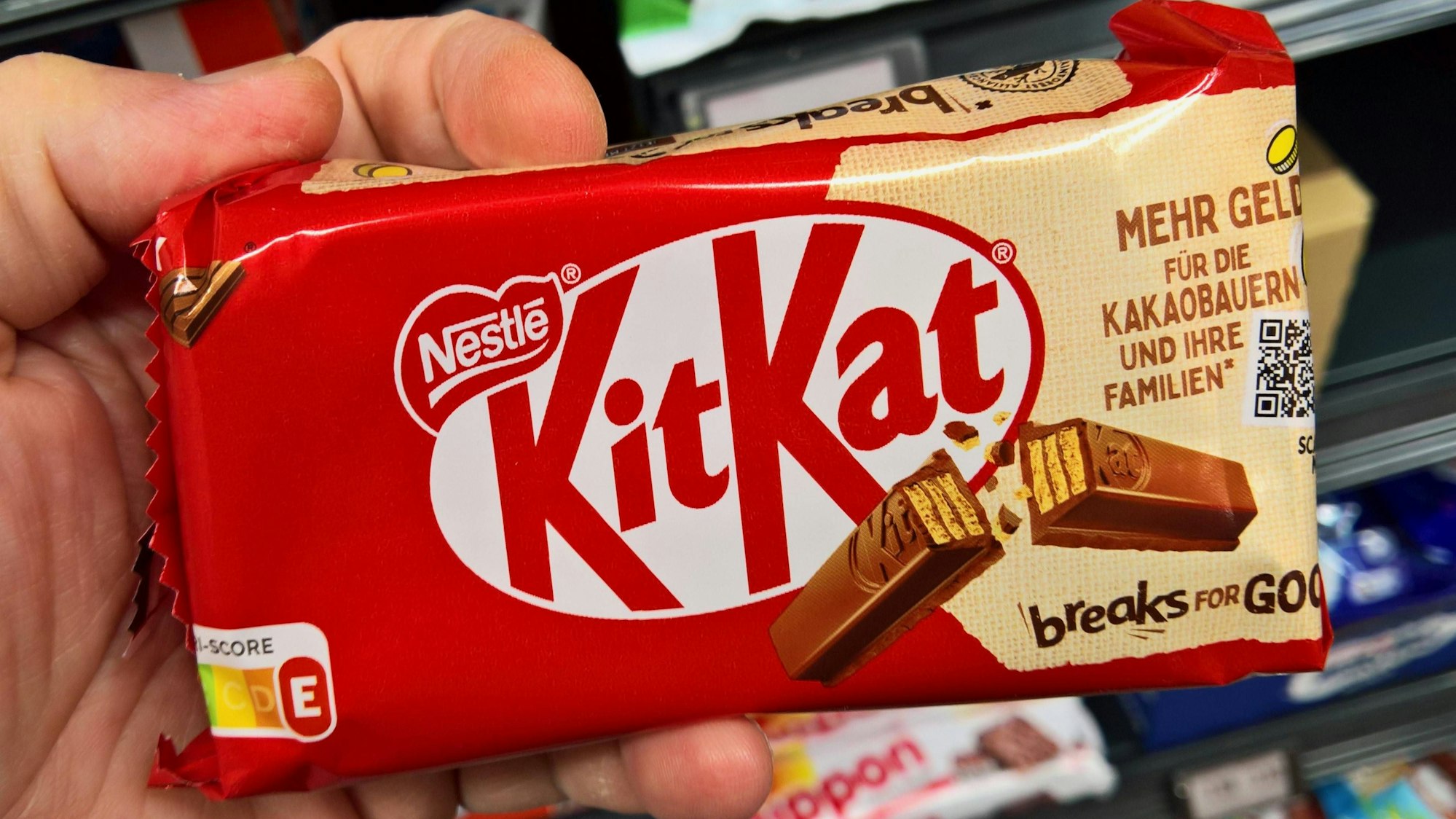 Eine Hand hält einen Schokoriegel