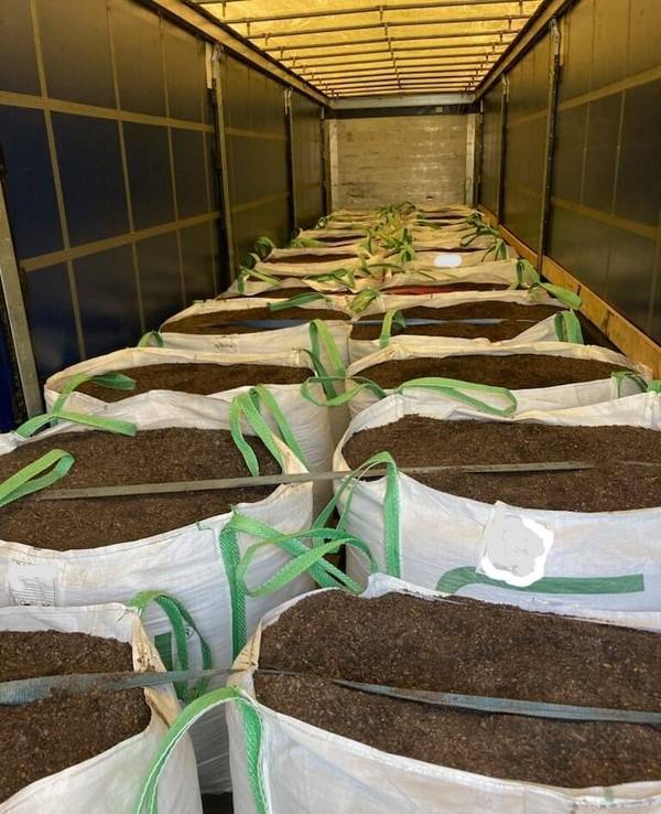 In einem Laster befinden sich 26 große Säcke mit Blumenerde.
