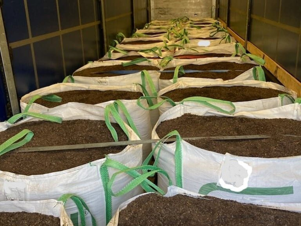 In einem Laster befinden sich 26 große Säcke mit Blumenerde.