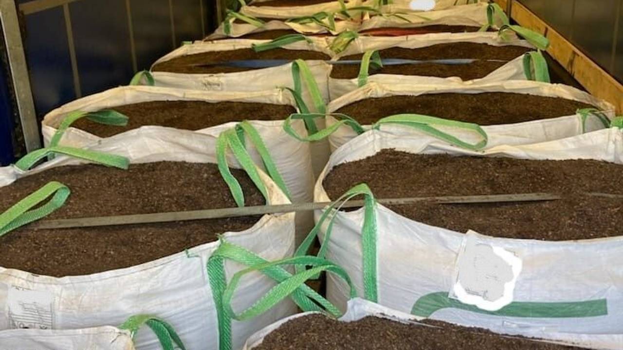 In einem Laster befinden sich 26 große Säcke mit Blumenerde.