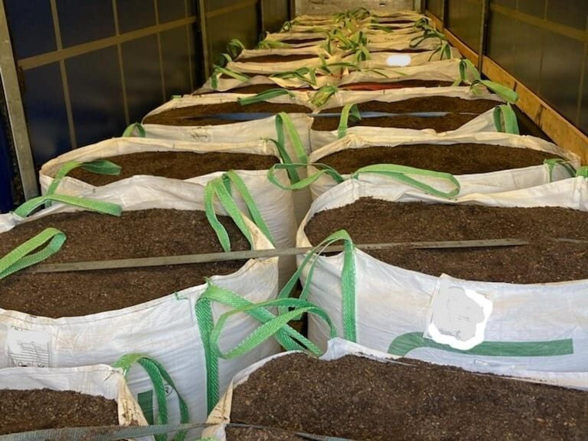 In einem Laster befinden sich 26 große Säcke mit Blumenerde.