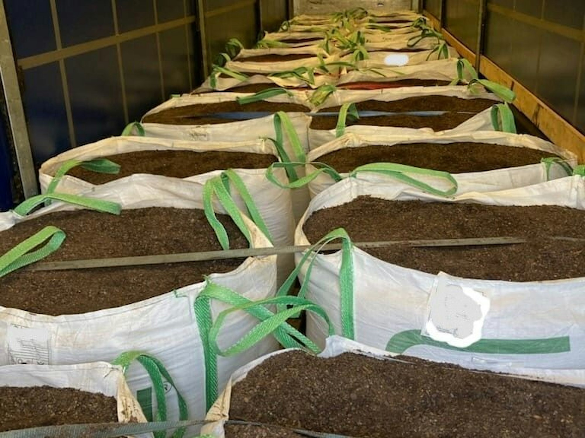 In einem Laster befinden sich 26 große Säcke mit Blumenerde.