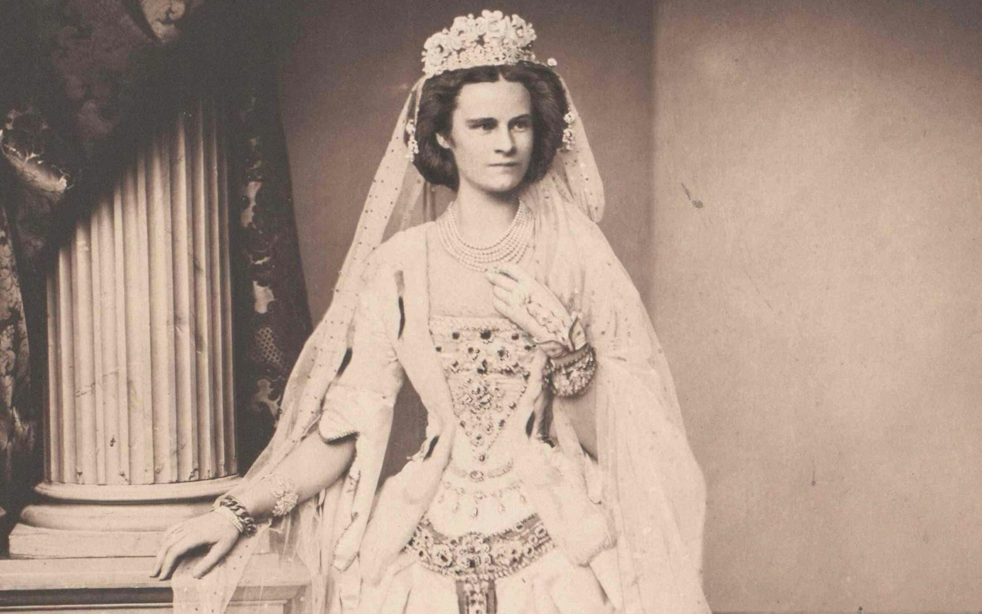 Elisabeth oder doch ihre Schwester Helene? Kaiser Franz Joseph soll sich - wie im Film - tatsächlich schnell in Elisabeth verliebt haben. (Bild: Austrian National Library, Public domain, via Wikimedia Commons)