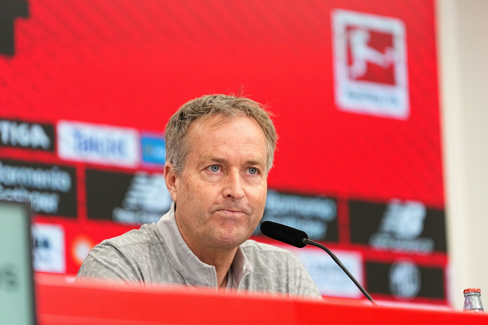 Kasper Hjulmand auf einer Pressekonferenz.