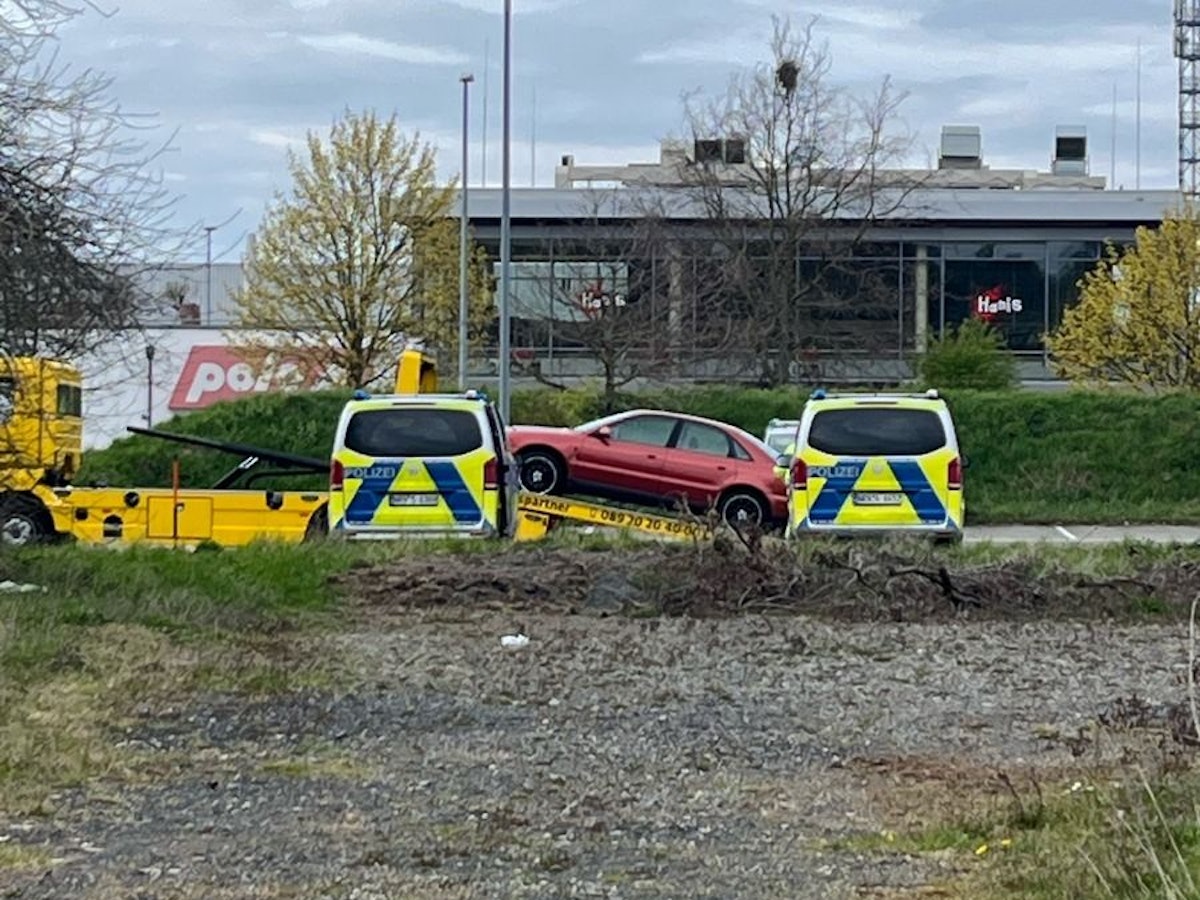Die Polizei kontrolliert am Carfreitag in Jüchen getunte Autos.