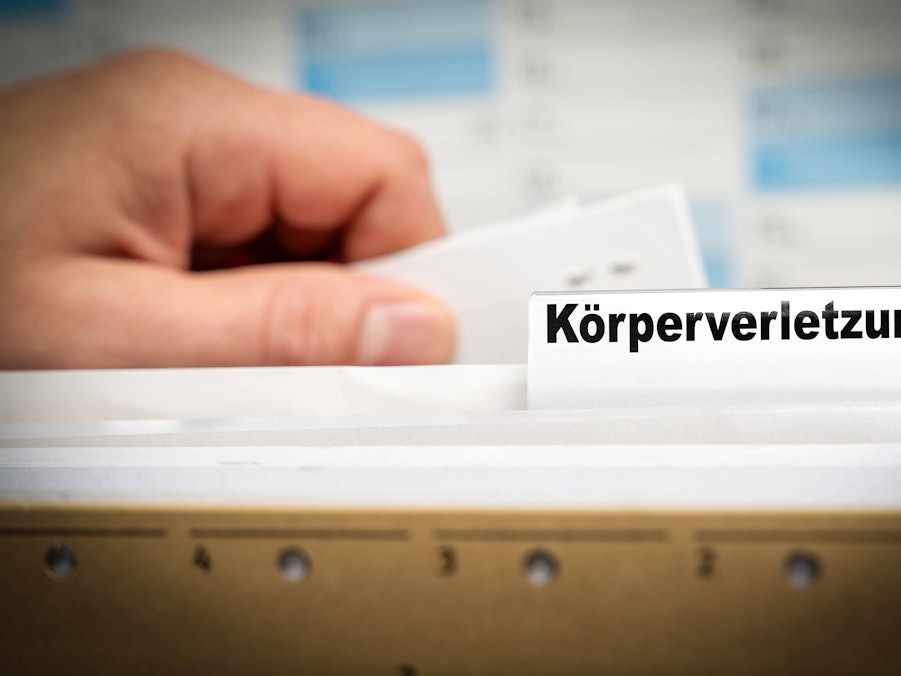 Aktenkasten mit Beschriftung „Körperverletzung“