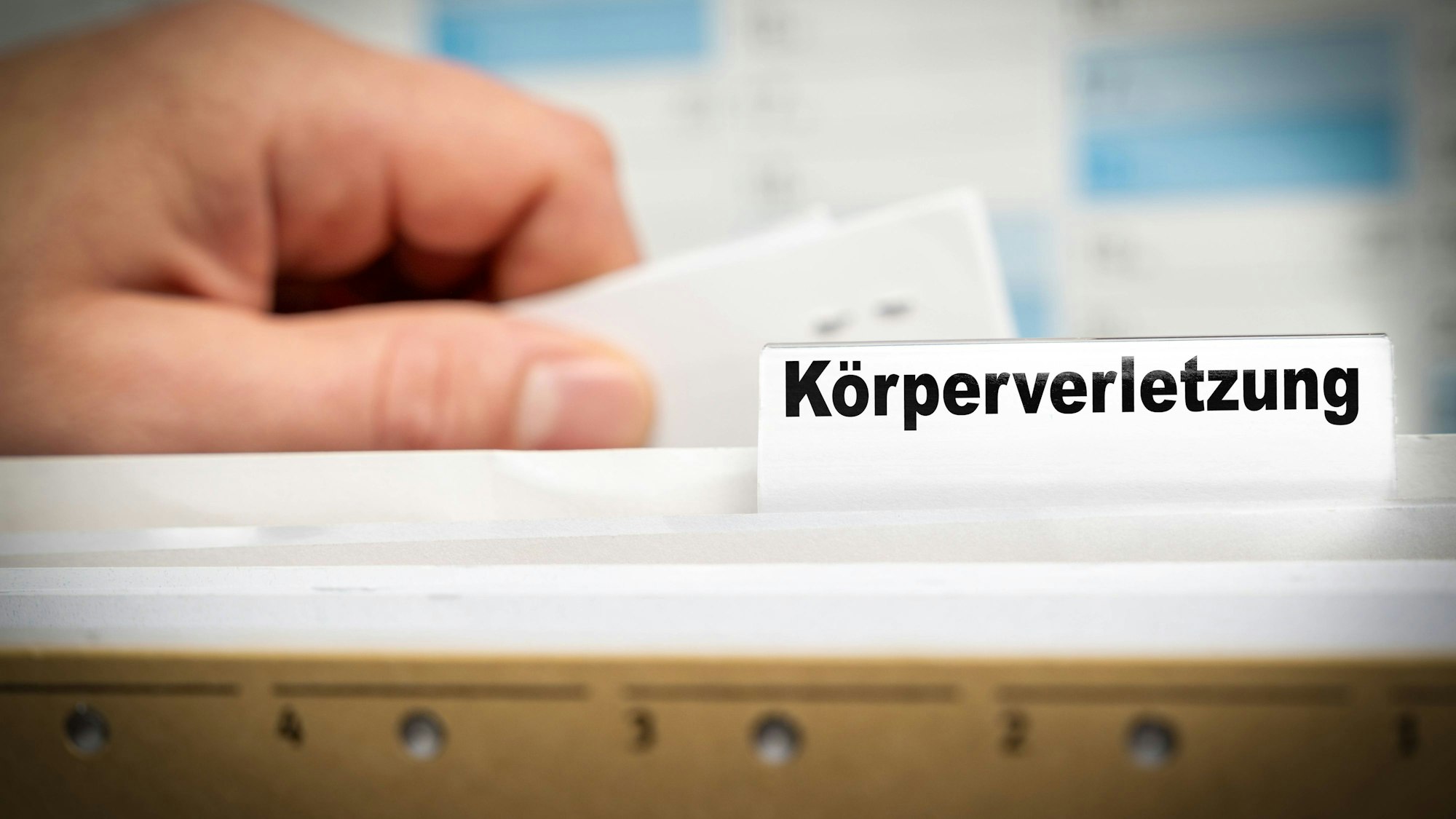 Aktenkasten mit Beschriftung „Körperverletzung“