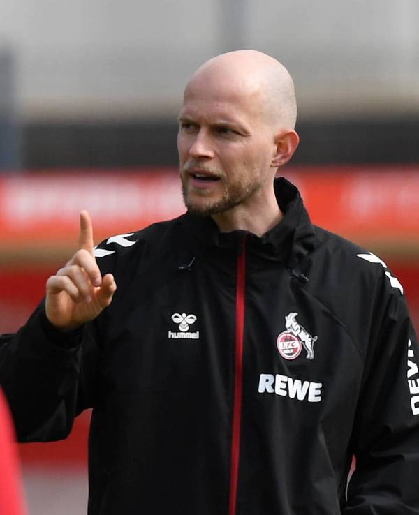René Wagner gestikuliert im Training des 1. FC Köln.