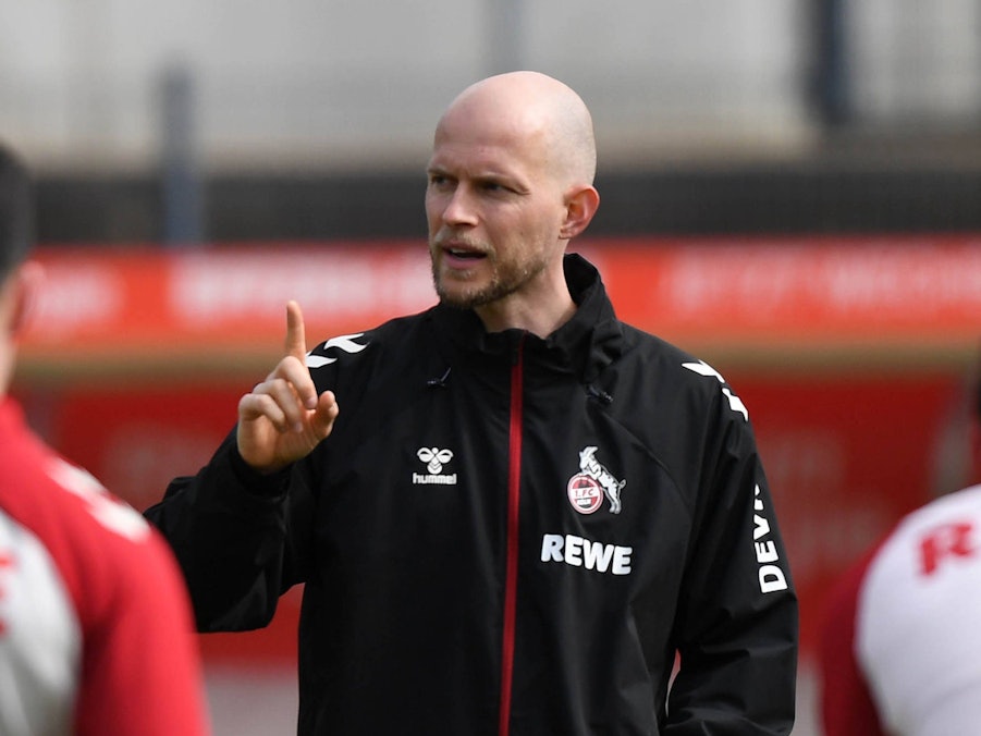 René Wagner gestikuliert im Training des 1. FC Köln.