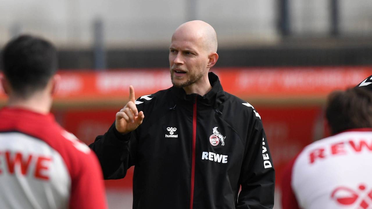 René Wagner gestikuliert im Training des 1. FC Köln.