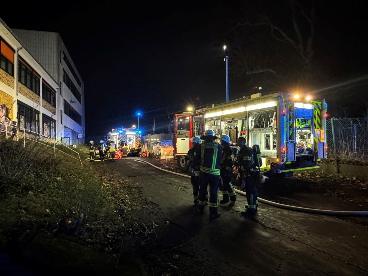 Feuerwehreinsatz nach Brand in leerstehendem Gewerbebetrieb in Erkrath.