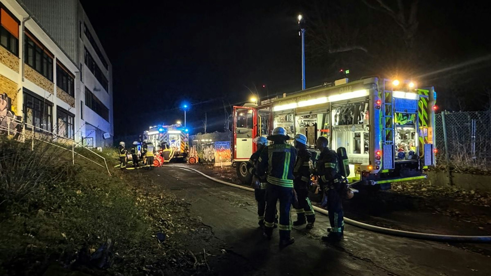 Feuerwehreinsatz nach Brand in leerstehendem Gewerbebetrieb in Erkrath.