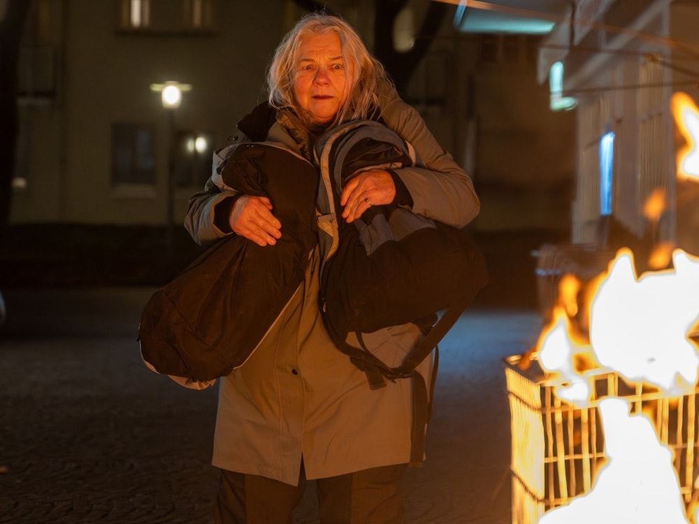 Die 72-jährige Rentnerin (Spielszene) wurde im Schlaf von den Flammen überrascht. Sie konnte sich noch retten, verlor jedoch einen Großteil ihrer Habseligkeiten. (Bild: ZDF/Saskia Pavek)