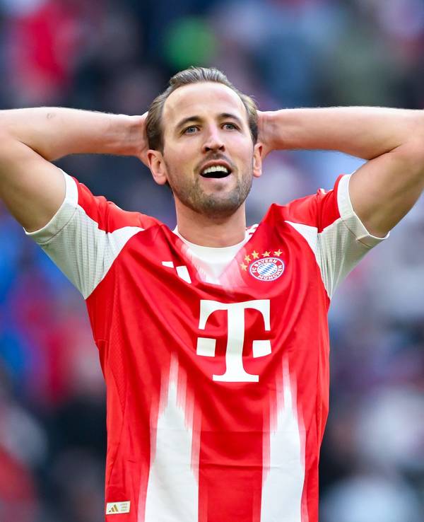 Harry Kane steht bei einem Spiel des FC Bayern auf dem Platz und hadert.