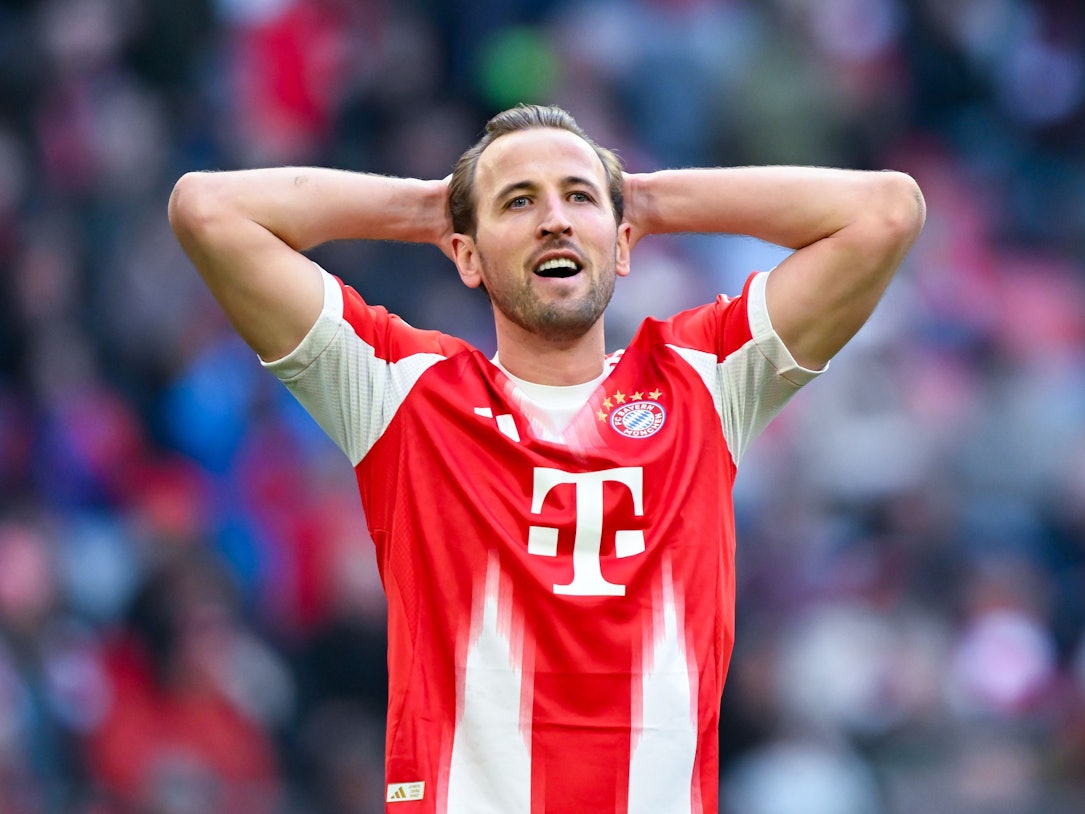 Harry Kane steht bei einem Spiel des FC Bayern auf dem Platz und hadert.
