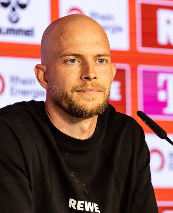 René Wagner spricht beim 1. FC Köln bei einer Pressekonferenz.