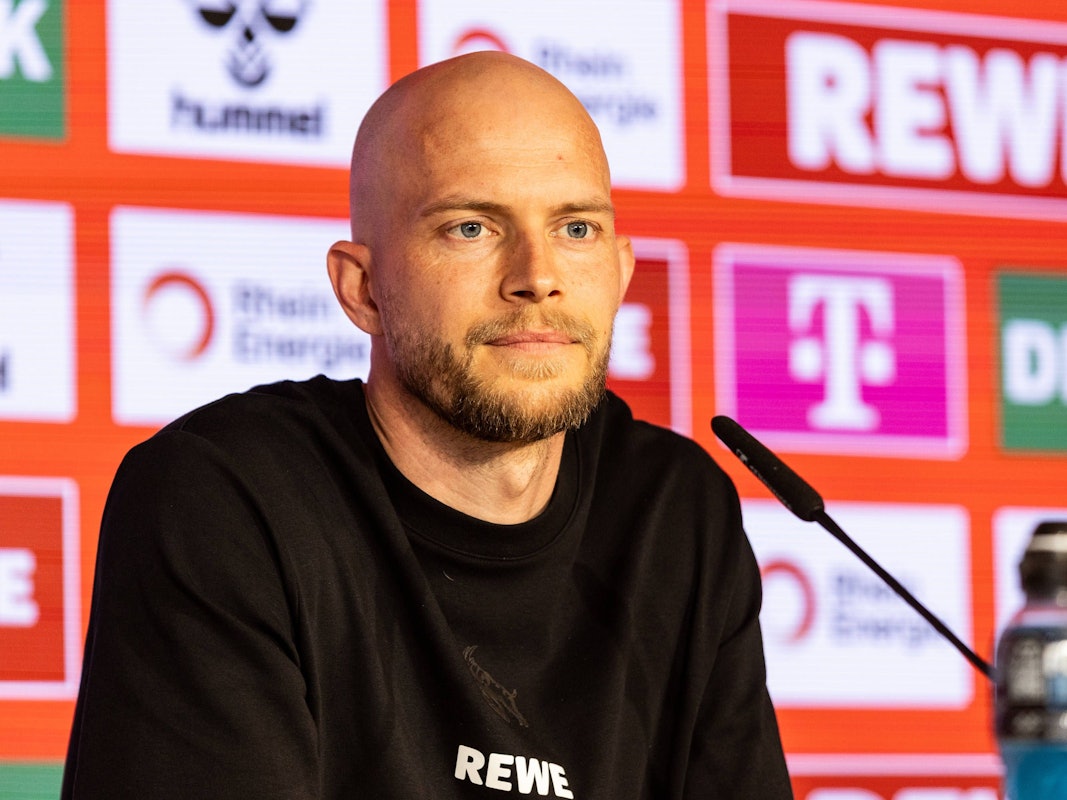 René Wagner spricht beim 1. FC Köln bei einer Pressekonferenz.