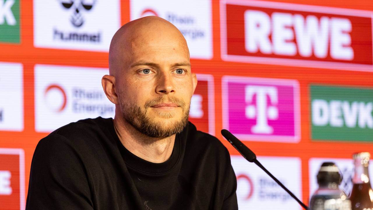 René Wagner spricht beim 1. FC Köln bei einer Pressekonferenz.