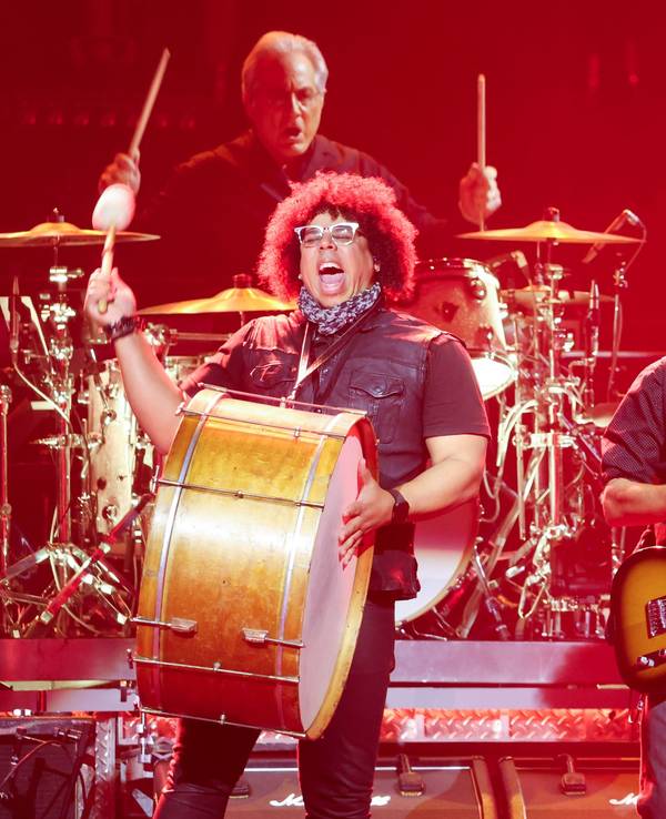Max Weinberg (l-r), Jake Clemons und Bruce Springsteen treten am Eröffnungsabend der „Land of Hope And Dreams“-Tour im Target Center in Minneapolis auf.