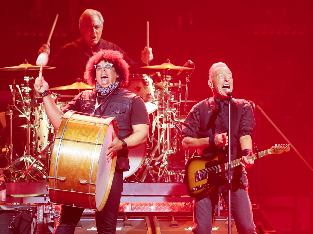 Max Weinberg (l-r), Jake Clemons und Bruce Springsteen treten am Eröffnungsabend der „Land of Hope And Dreams“-Tour im Target Center in Minneapolis auf.