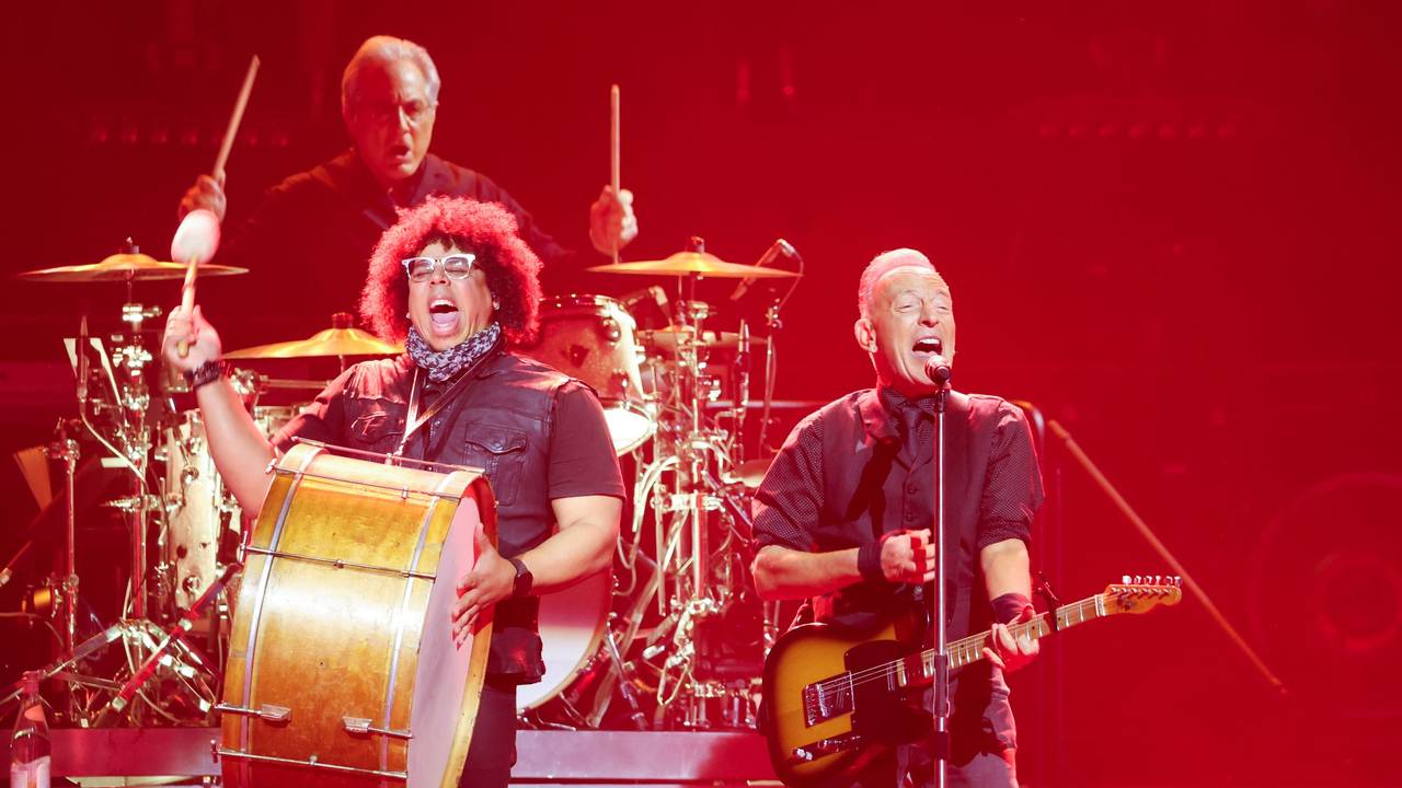 Max Weinberg (l-r), Jake Clemons und Bruce Springsteen treten am Eröffnungsabend der „Land of Hope And Dreams“-Tour im Target Center in Minneapolis auf.