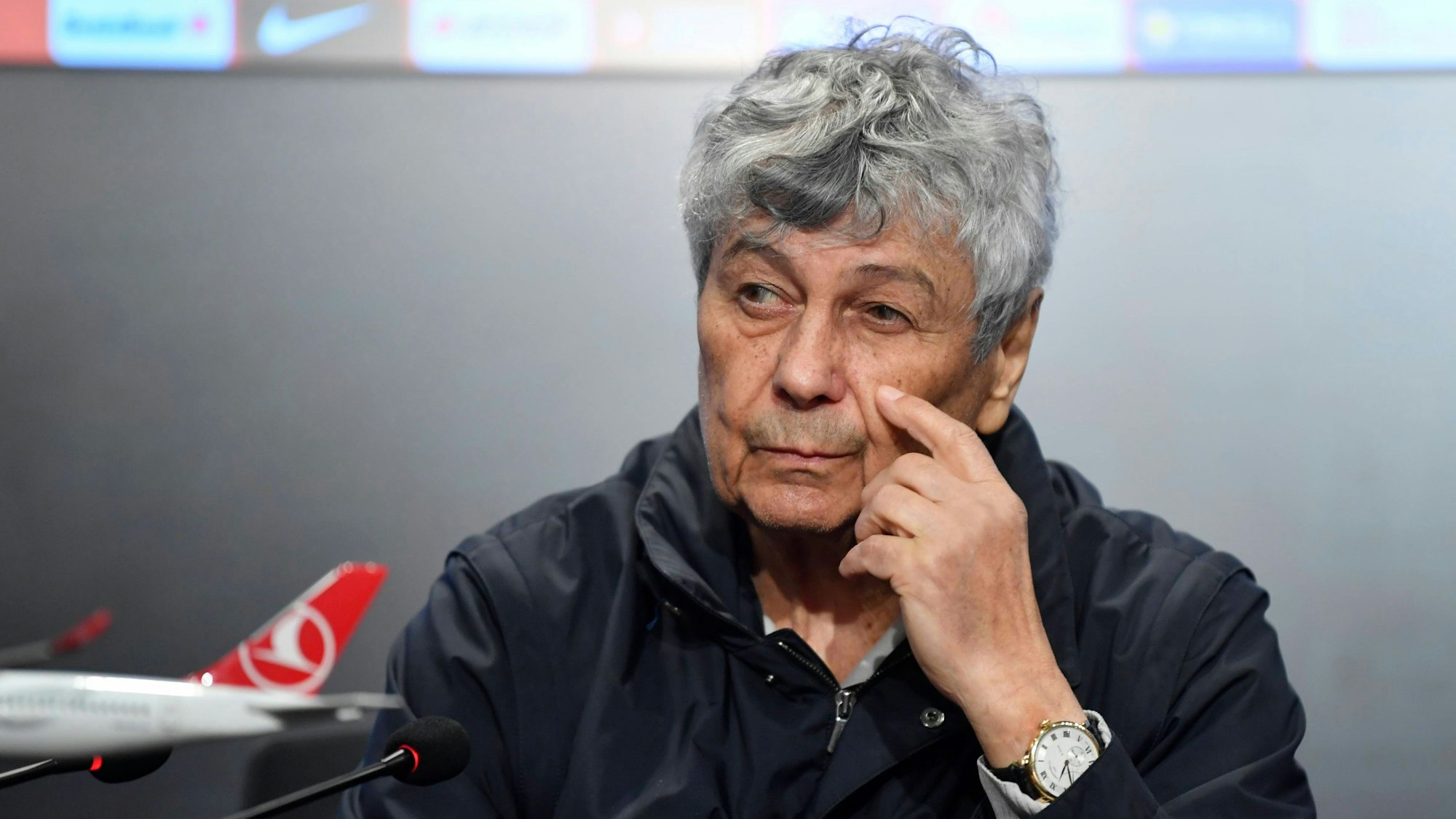 Mircea Lucescu spricht bei einer Pressekonferenz.
