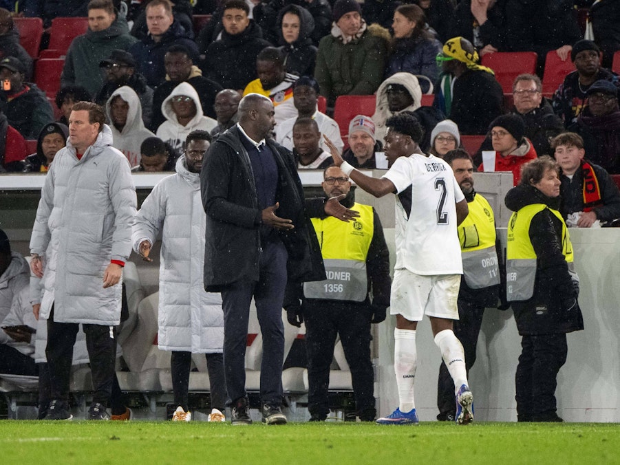 Otto Addo und Derrick Köhn während des Ghana-Spiels gegen Deutschland in Stuttgart.