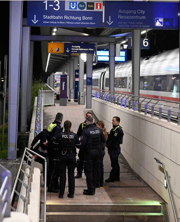 Polizisten stehen auf einem Bahnsteig im Bahnhof Siegburg, auf dem ein ICE der Deutschen Bahn steht. Ein Mann hat laut Bundespolizei in einem ICE in Nordrhein-Westfalen mit einem Anschlag gedroht und mehrere Menschen leicht verletzt.