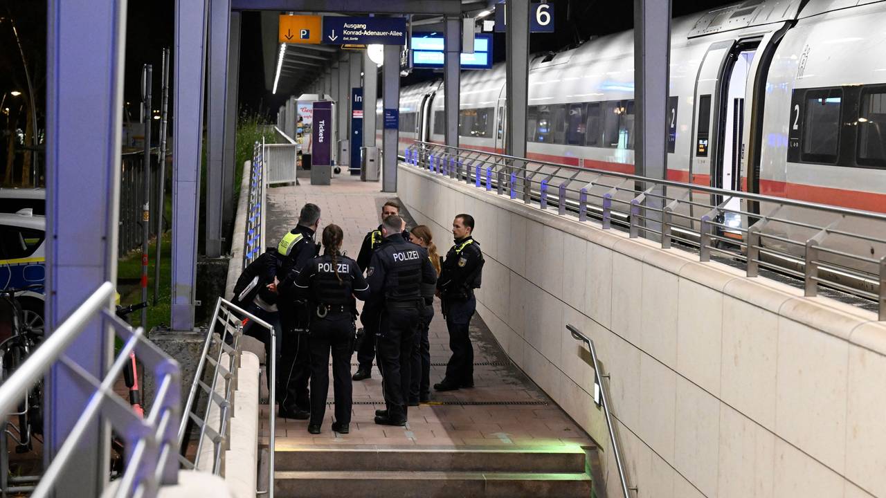 Polizisten stehen auf einem Bahnsteig im Bahnhof Siegburg, auf dem ein ICE der Deutschen Bahn steht. Ein Mann hat laut Bundespolizei in einem ICE in Nordrhein-Westfalen mit einem Anschlag gedroht und mehrere Menschen leicht verletzt.