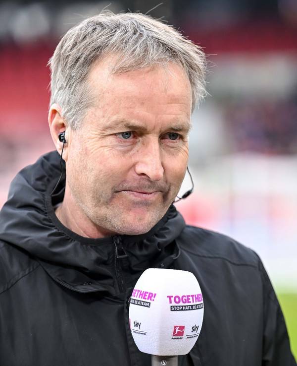 Kasper Hjulmand schaut verkniffen bei einem TV-Interview.