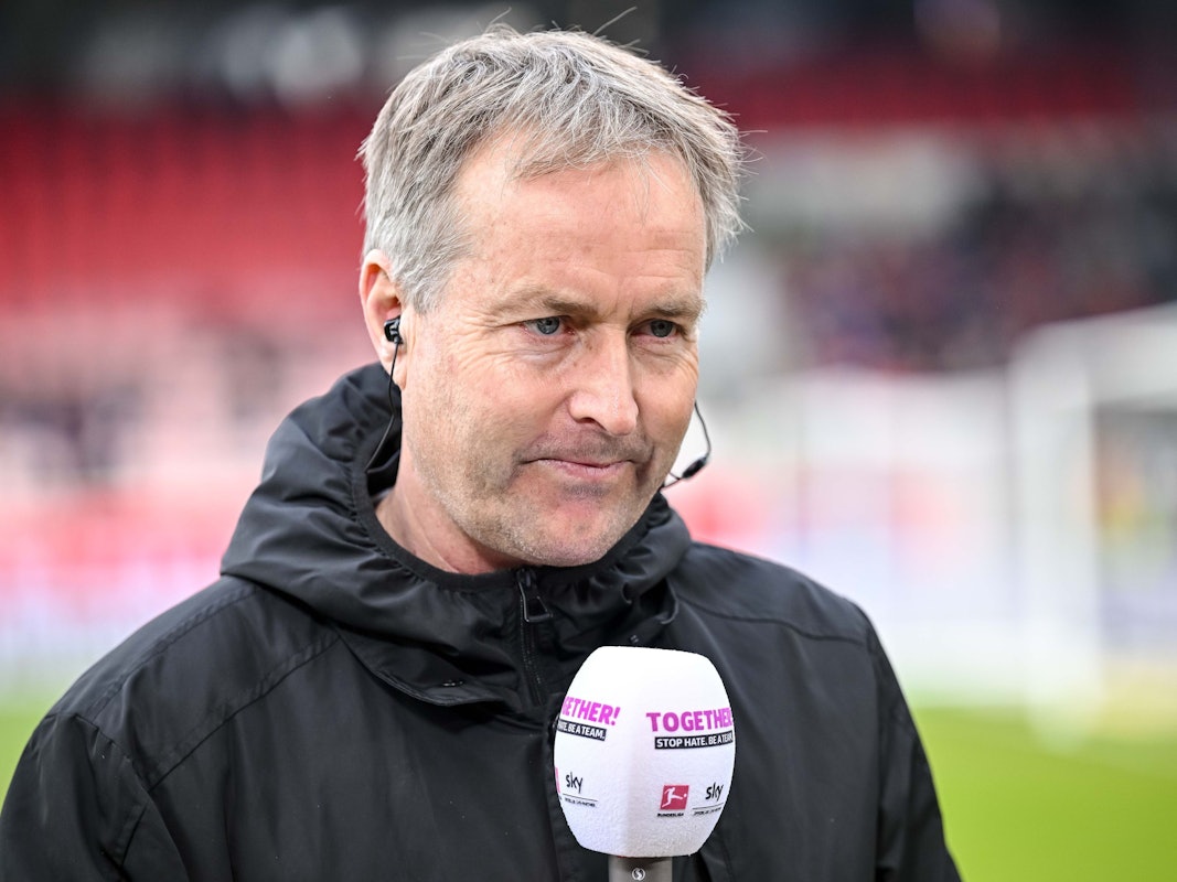 Kasper Hjulmand schaut verkniffen bei einem TV-Interview.