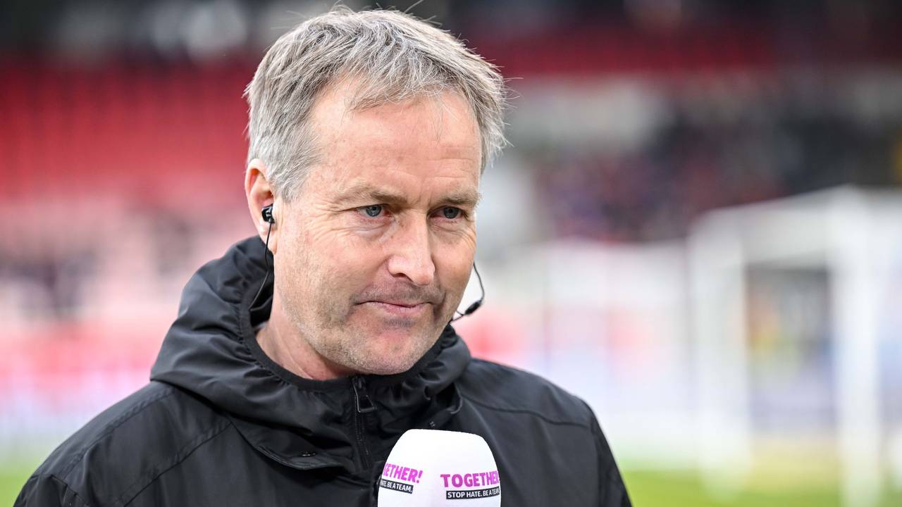 Kasper Hjulmand schaut verkniffen bei einem TV-Interview.